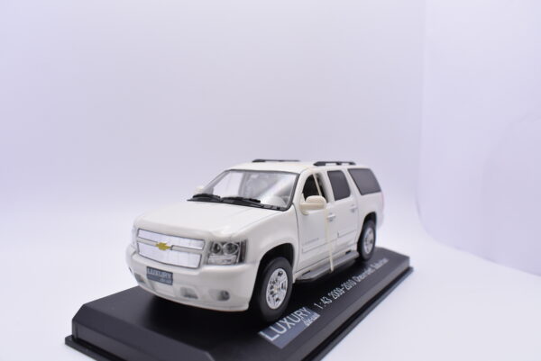 Modellino auto scala 1:43 Chevrolet suburban diecast modellismo statico - immagine 4