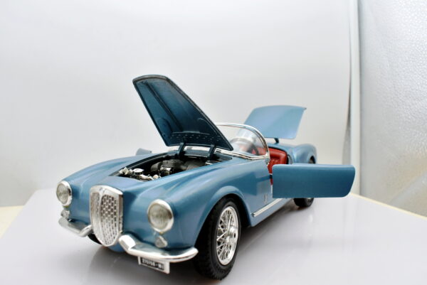 Modellino auto scala 1:18 Lancia aurelia b24 spider Burago modellismo da collezione - immagine 3