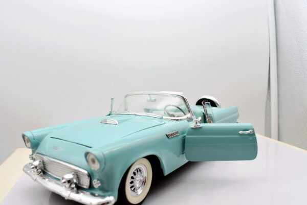 Modellino auto scala 1:18 thunderbird revell modellismo da collezione - immagine 3