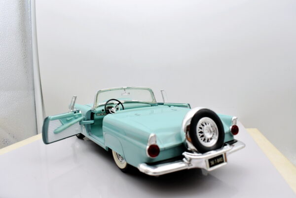 Modellino auto scala 1:18 thunderbird revell modellismo da collezione - immagine 4