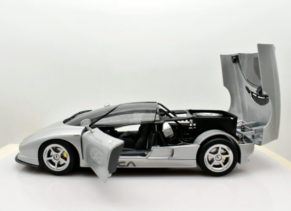 Modellino auto scala 1:18 Nazca m12 revell modellismo da collezione