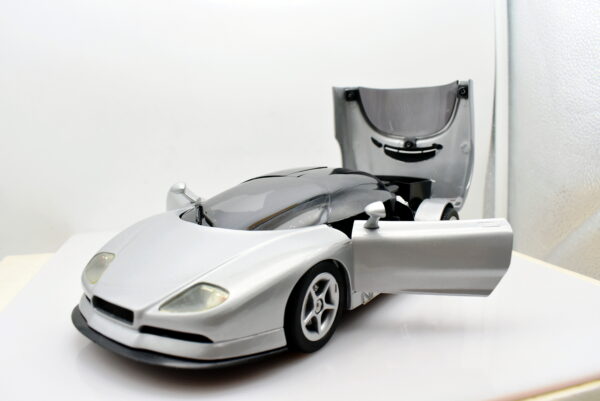 Modellino auto scala 1:18 Nazca m12 revell modellismo da collezione - immagine 3