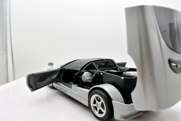 Modellino auto scala 1:18 Nazca m12 revell modellismo da collezione - immagine 4