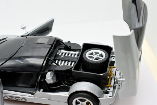 Modellino auto scala 1:18 Nazca m12 revell modellismo da collezione - immagine 5