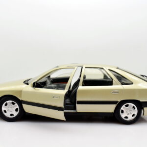 Modellino auto scala 1:18 Renault safrane solido modellismo da collezione