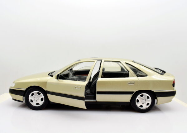Modellino auto scala 1:18 Renault safrane solido modellismo da collezione