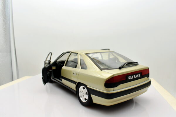 Modellino auto scala 1:18 Renault safrane solido modellismo da collezione - immagine 4