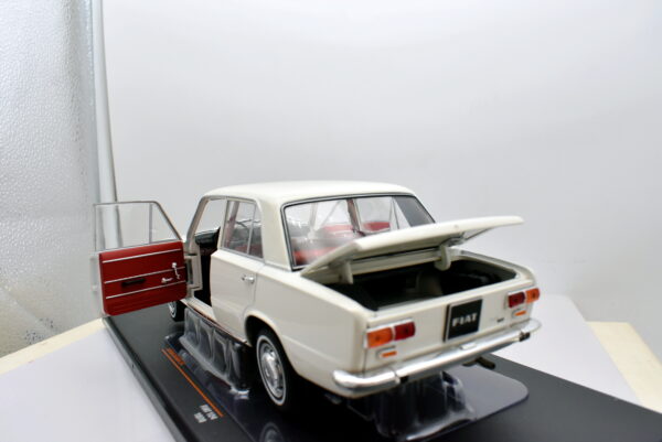 Modellino auto scala 1:18 Fiat 124 diecast modellismo da collezione - immagine 4