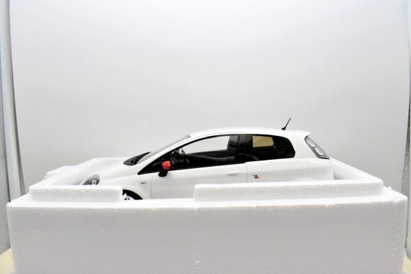 Modellino auto scala 1:18 Fiat punto evo abarth essesse OttoMobile modellismo da collezione - immagine 3