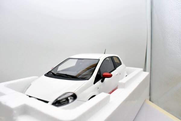 Modellino auto scala 1:18 Fiat punto evo abarth essesse OttoMobile modellismo da collezione - immagine 4