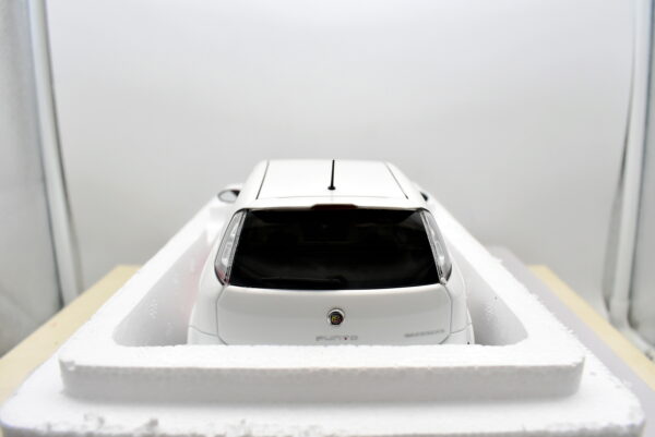 Modellino auto scala 1:18 Fiat punto evo abarth essesse OttoMobile modellismo da collezione - immagine 5