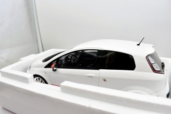 Modellino auto scala 1:18 Fiat punto evo abarth essesse OttoMobile modellismo da collezione - immagine 6
