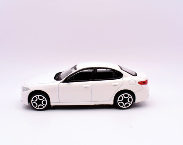 Modellino auto scala 1:43 Alfa romeo giulia Burago diecast modellismo statico