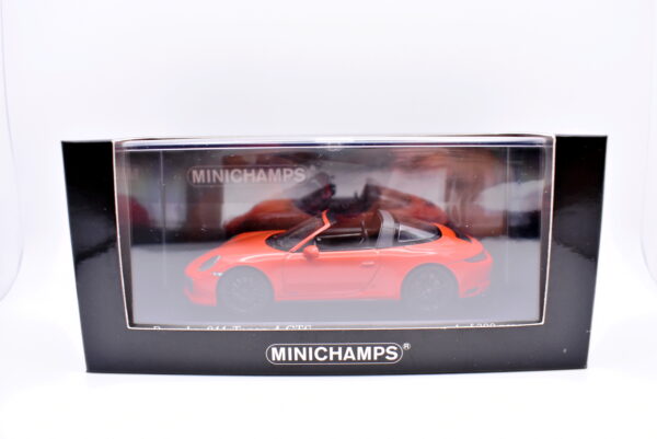Modellino auto scala 1:43 Porsche 911 targa gts 4 minichamps diecast modellismo da collezione - immagine 2