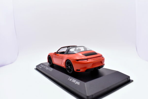 Modellino auto scala 1:43 Porsche 911 targa gts 4 minichamps diecast modellismo da collezione - immagine 5