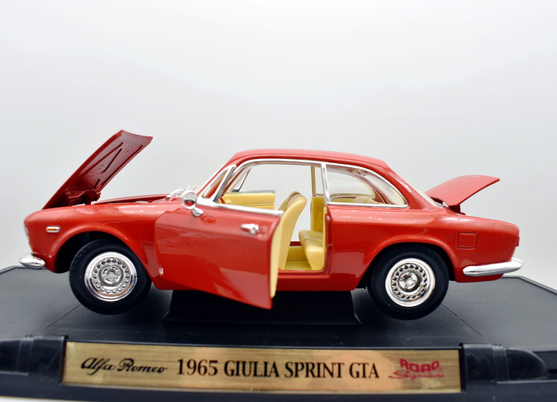 Modellino auto scala 1:18 alfa romeo giulia sprint gta modellismo