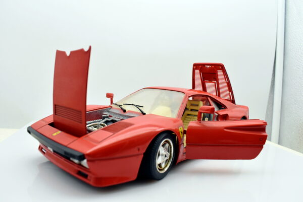 Modellino auto scala 1:18 Ferrari GTO Burago modellismo da collezione - immagine 2