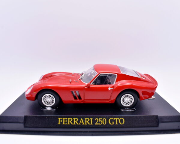 Modellino auto Ferrari 250 GTO scala 1:43 diecast modellismo da collezione