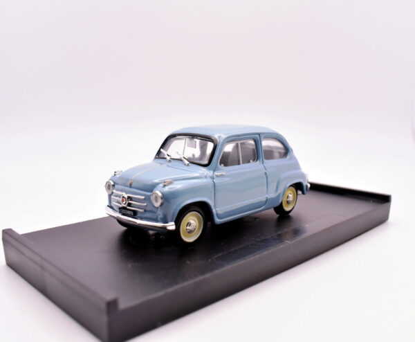 Modellino auto scala 1:43 Fiat 600 1a serie Brumm diecast modellismo statico