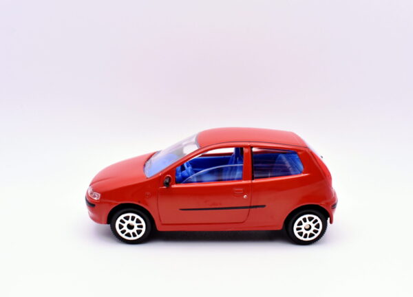 Modellino auto scala 1:43 Fiat punto rosso diecast modellismo statico collezione