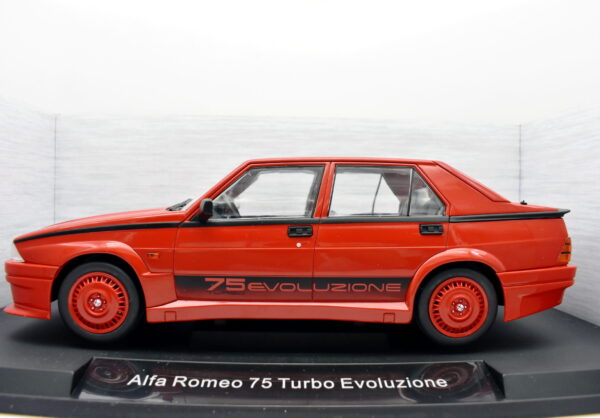 Modellino auto scala 1:18 alfa romeo 75 turbo modellismo da collezione