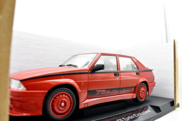 Modellino auto scala 1:18 alfa romeo 75 turbo modellismo da collezione - immagine 3