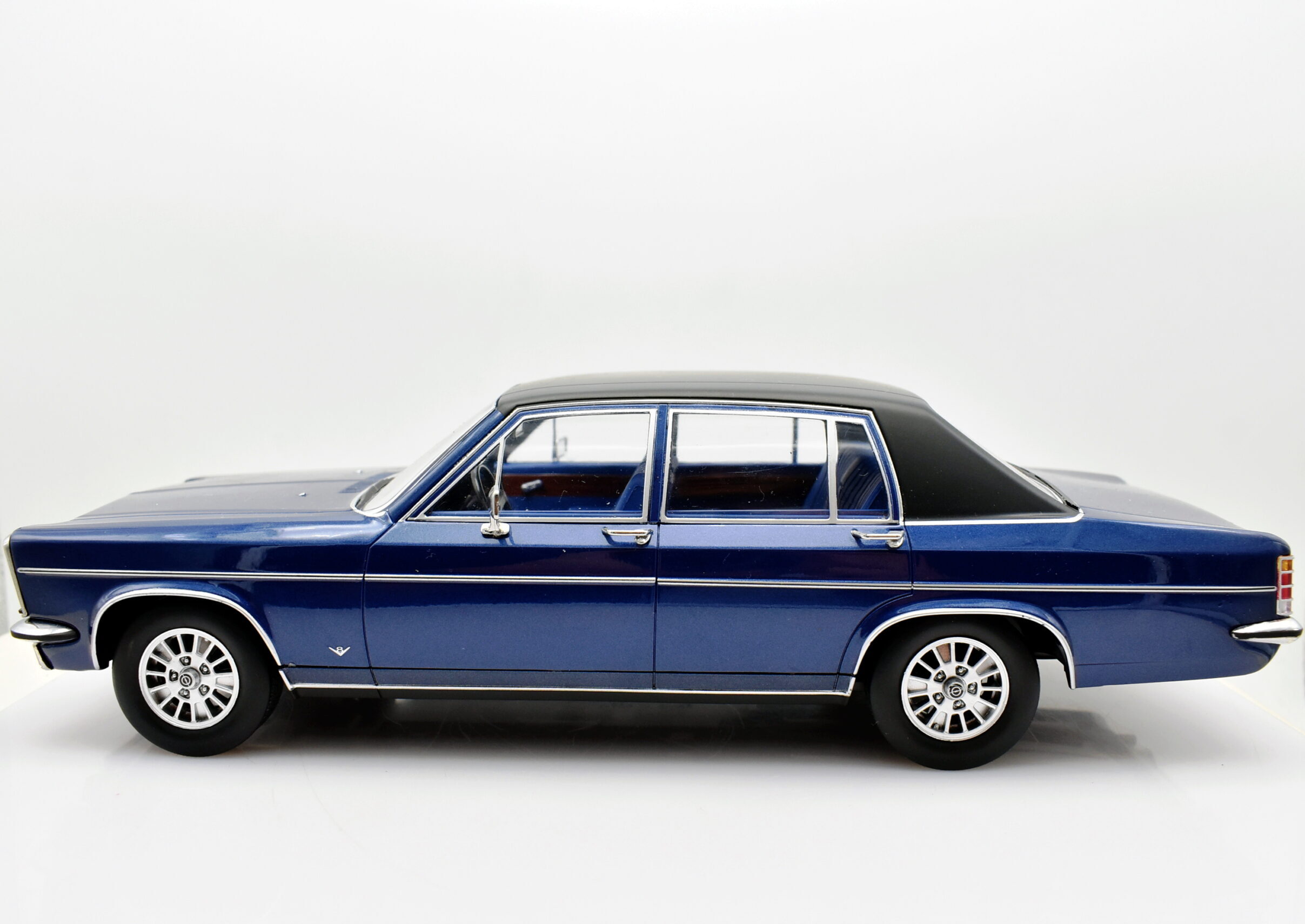 Modellino auto scala 1:18 opel diplomat B modellismo da collezione - immagine 2