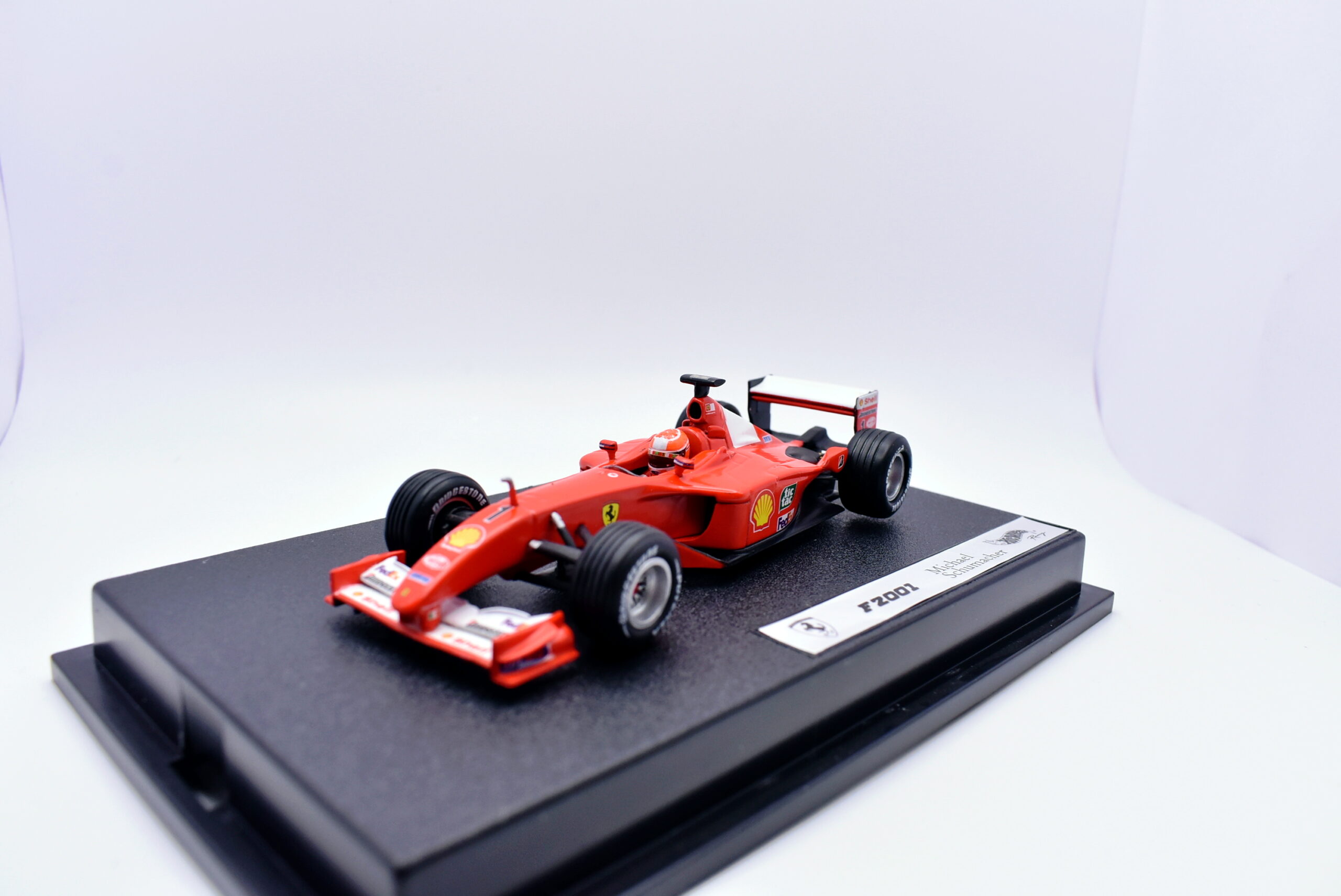 Modellino auto scala 1:43 FORMULA 1 Ferrari F2001 micheal schumacher Hot Wheels diecast modellismo - immagine 3