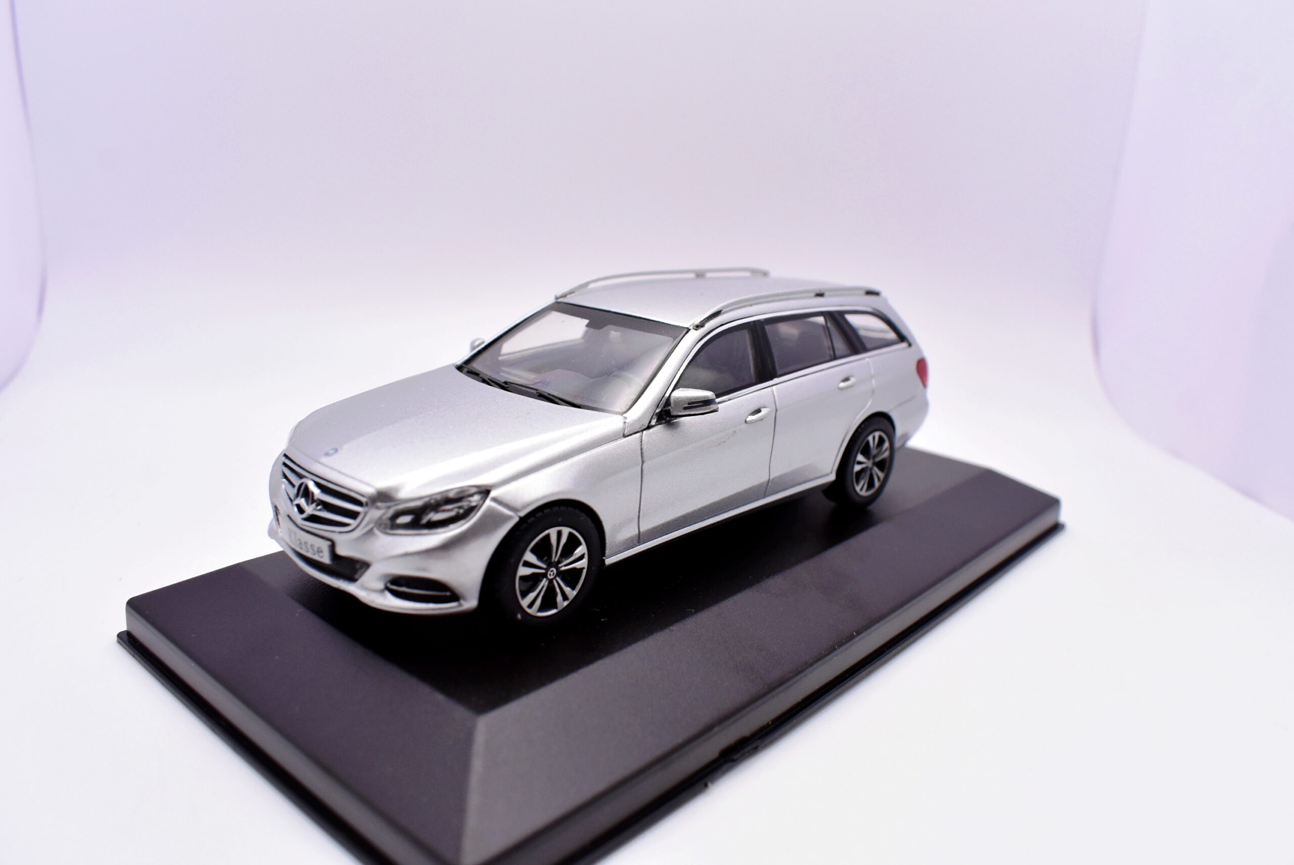 Modellino auto mercedes e klasse scala 1:43 diecast modellismo statico - immagine 2