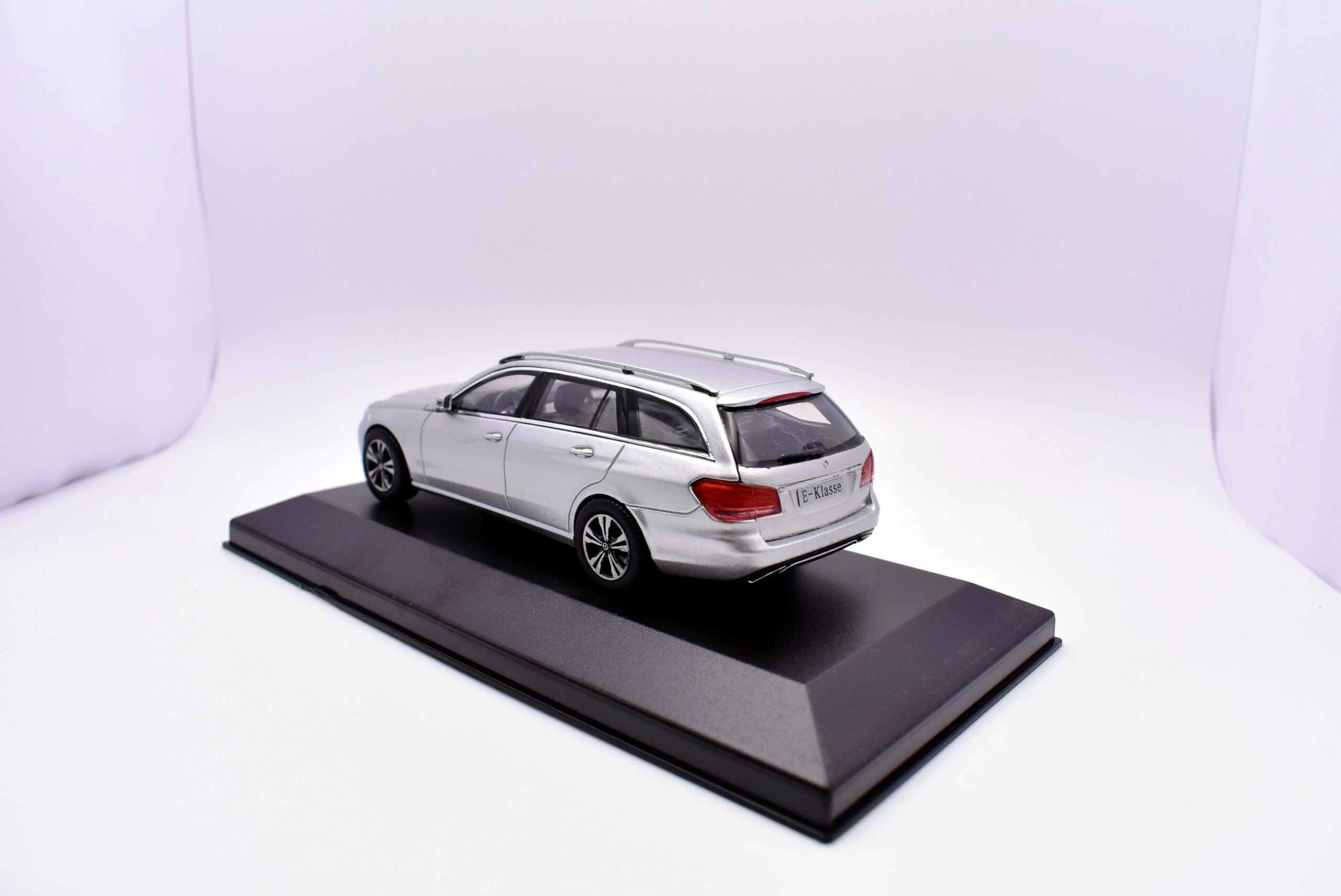 Modellino auto mercedes e klasse scala 1:43 diecast modellismo statico - immagine 3