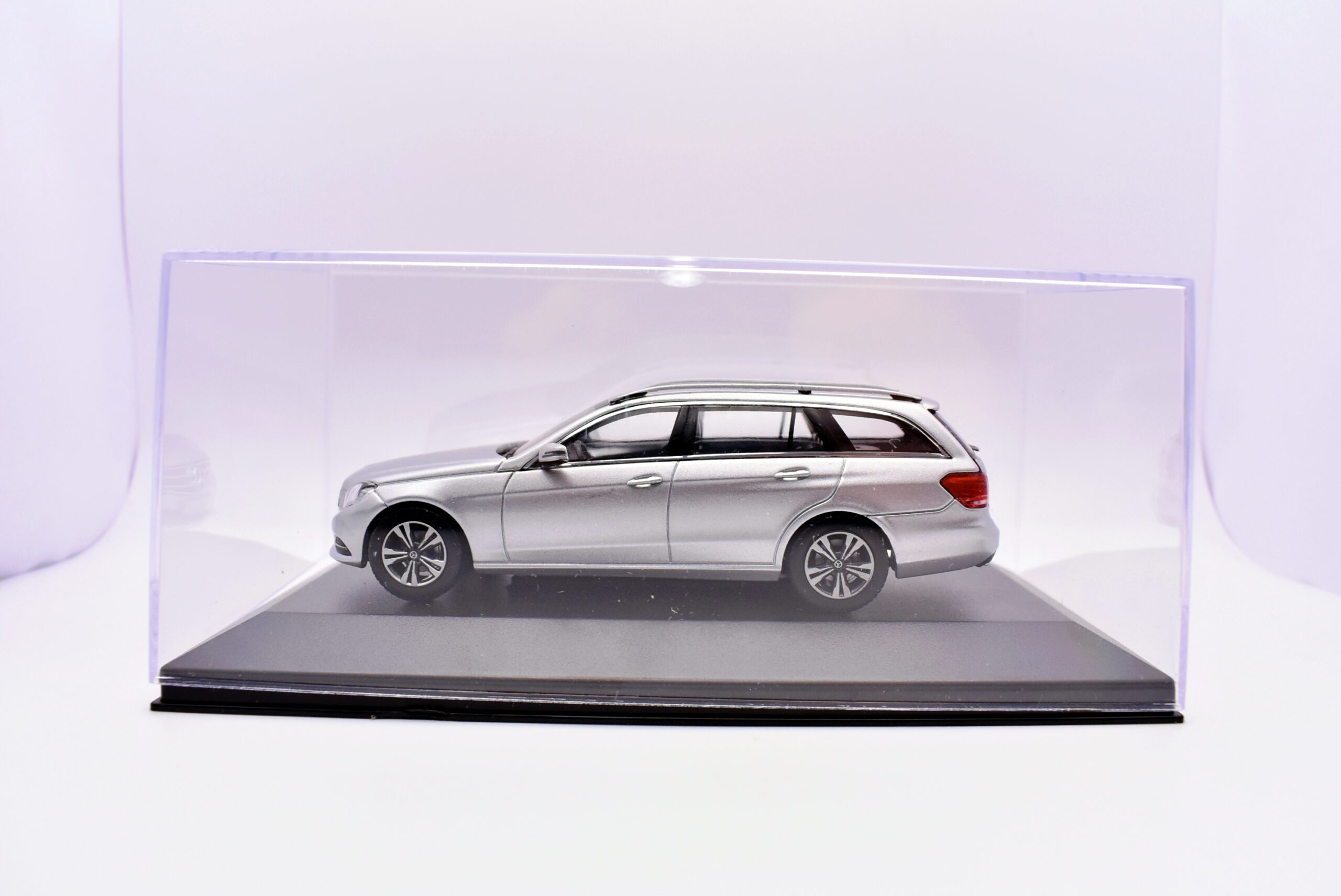 Modellino auto mercedes e klasse scala 1:43 diecast modellismo statico - immagine 4