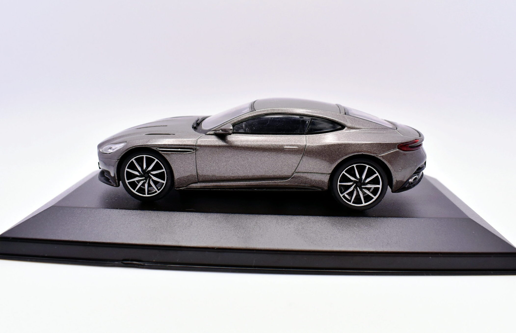 Modellino auto aston martin DB11 scala 1:43 diecast modellismo statico