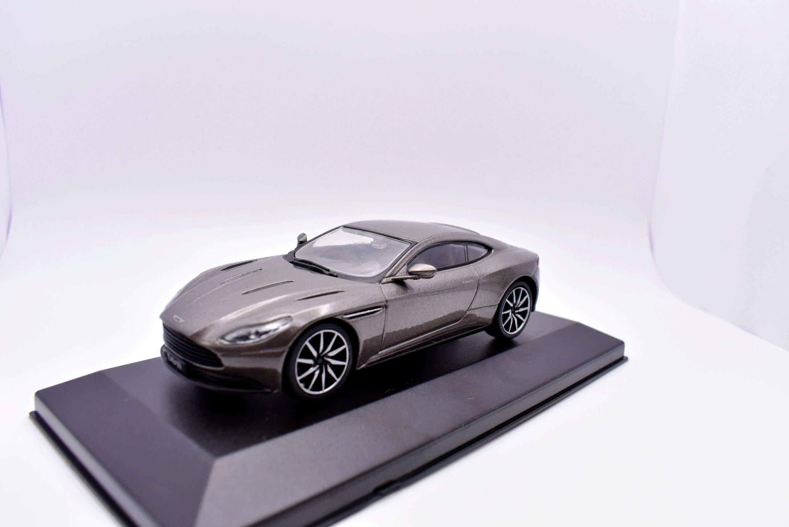 Modellino auto aston martin DB11 scala 1:43 diecast modellismo statico - immagine 2