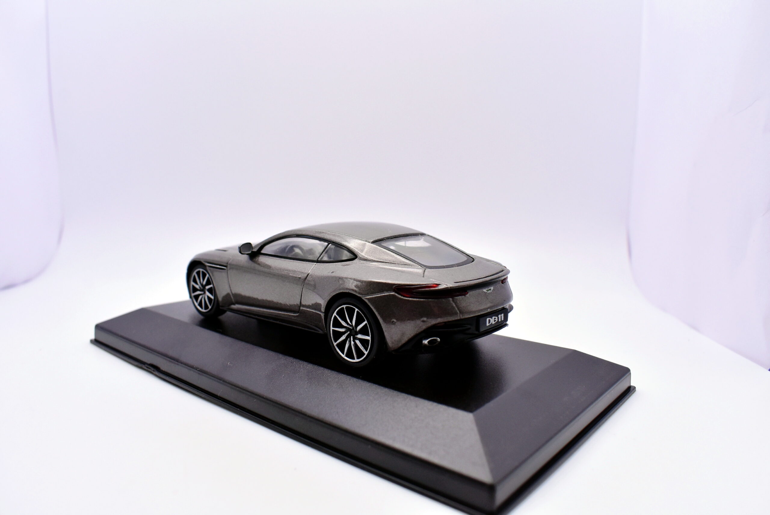 Modellino auto aston martin DB11 scala 1:43 diecast modellismo statico - immagine 3