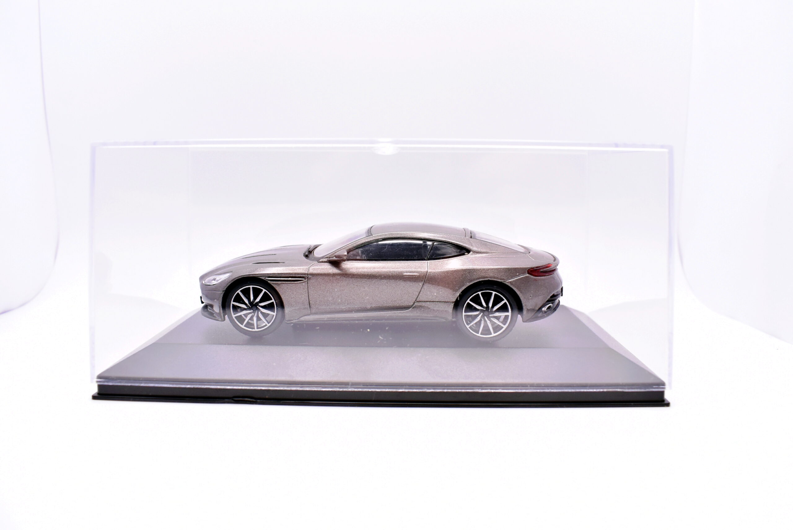 Modellino auto aston martin DB11 scala 1:43 diecast modellismo statico - immagine 4