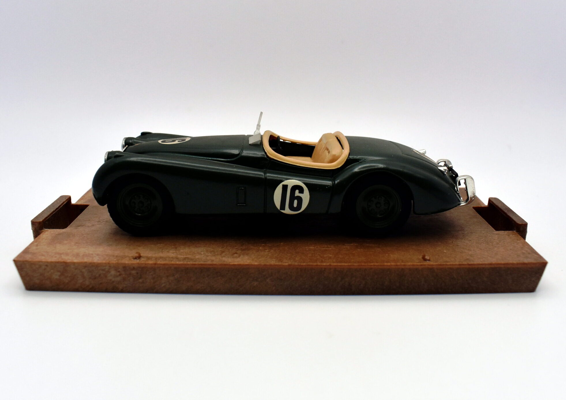 Modellino auto scala 1:43 Jaguar XK 120 Brumm diecast modellismo statico