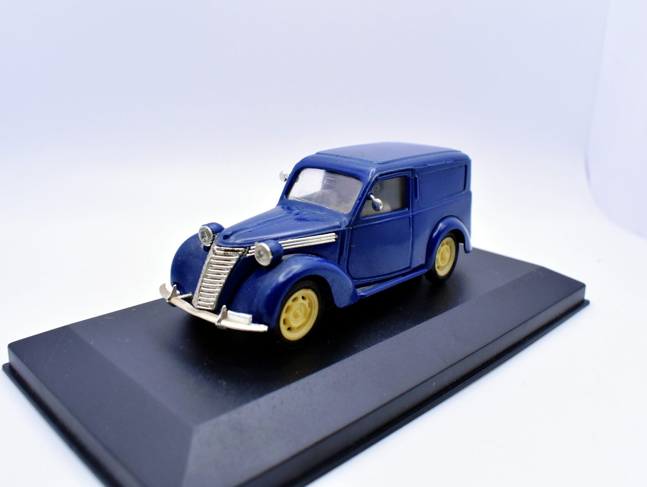 Modellino auto scala 1:43 fiat 1100 Brumm diecast modellismo statico
