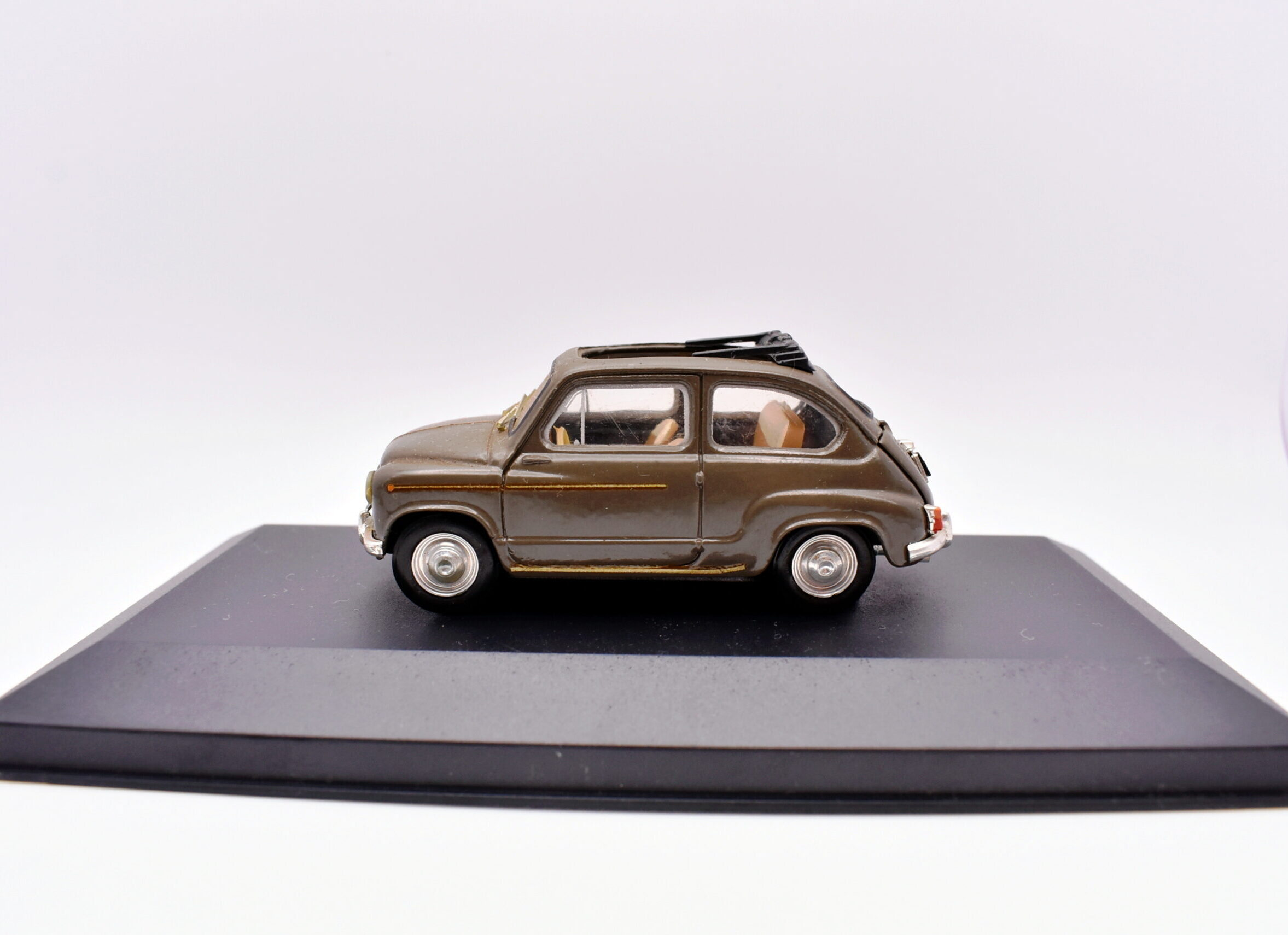 Modellino auto scala 1:43 fiat 600 Brumm diecast modellismo statico