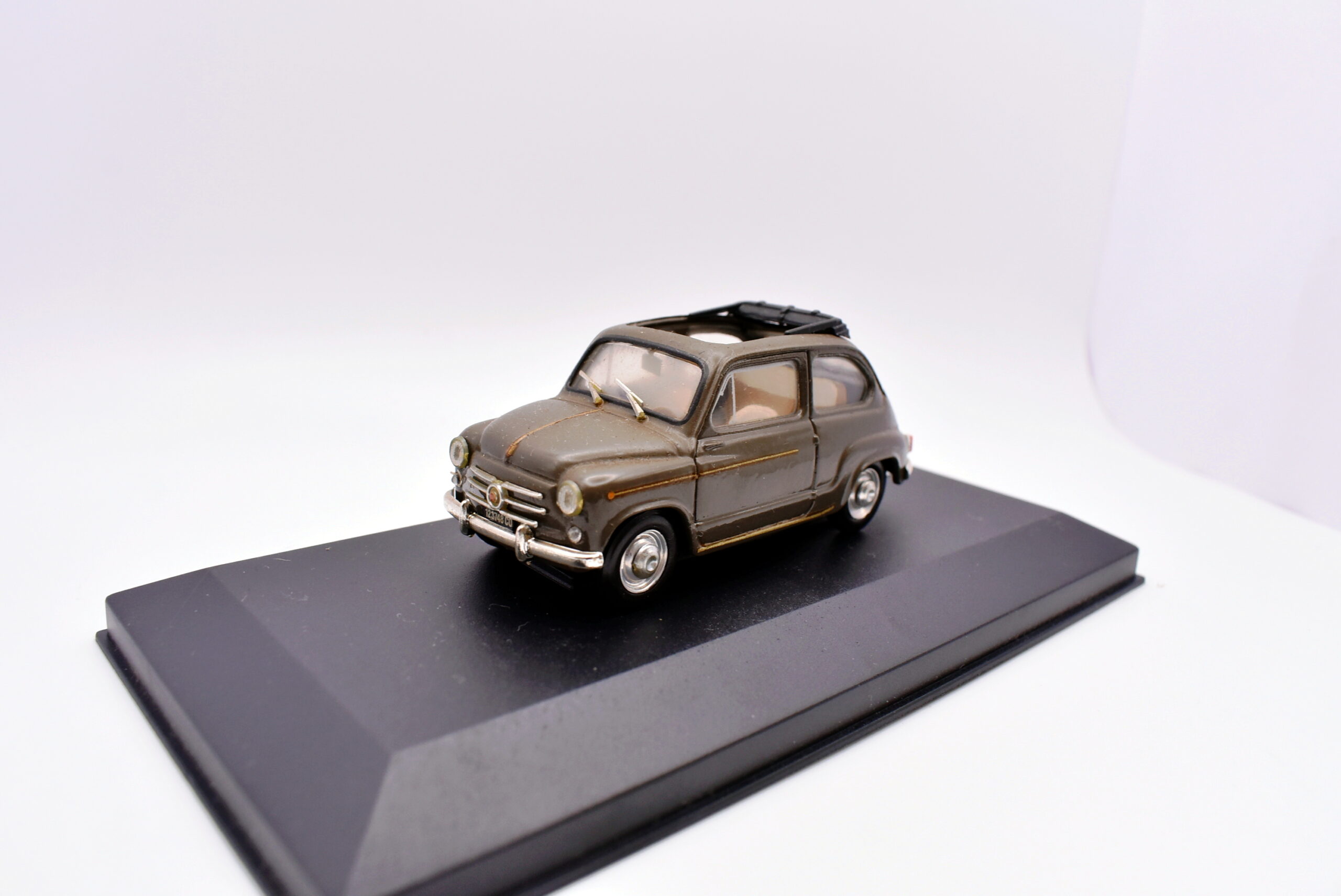 Modellino auto scala 1:43 fiat 600 Brumm diecast modellismo statico - immagine 2