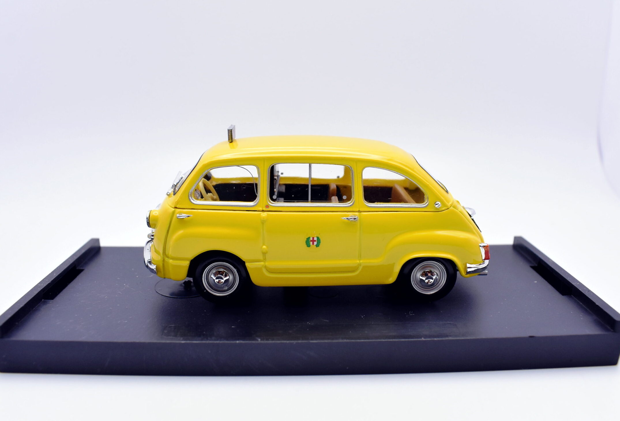 Modellino auto scala 1:43 fiat 600 D taxi multipla modellismo collezione brumm