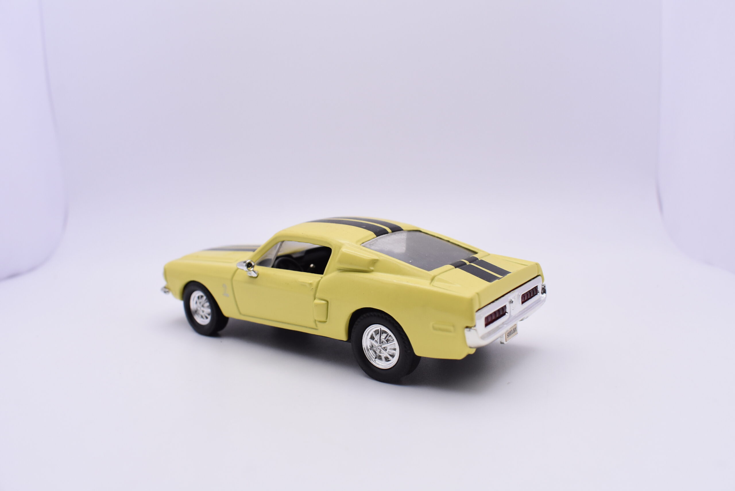 Modellino auto scala 1:43 ford shelby gt 500kr road signature diecast modellismo statico - immagine 3