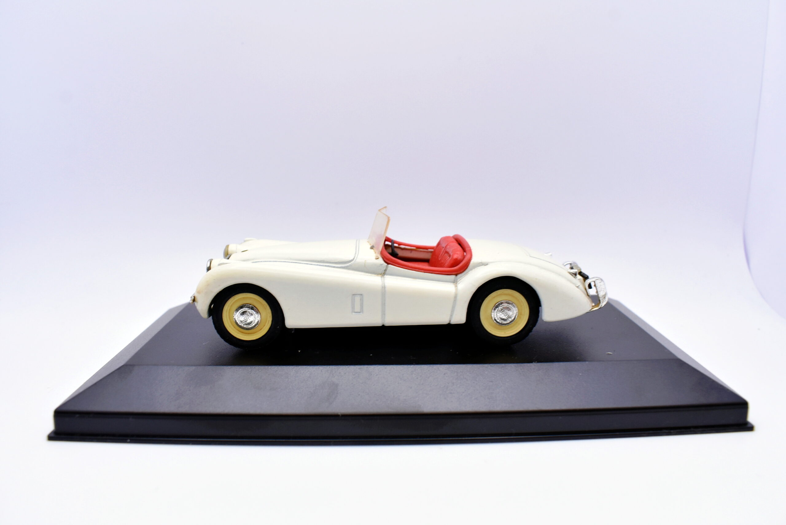 Modellino auto scala 1:43 jaguar xk120 brumm modellismo da collezione - immagine 2