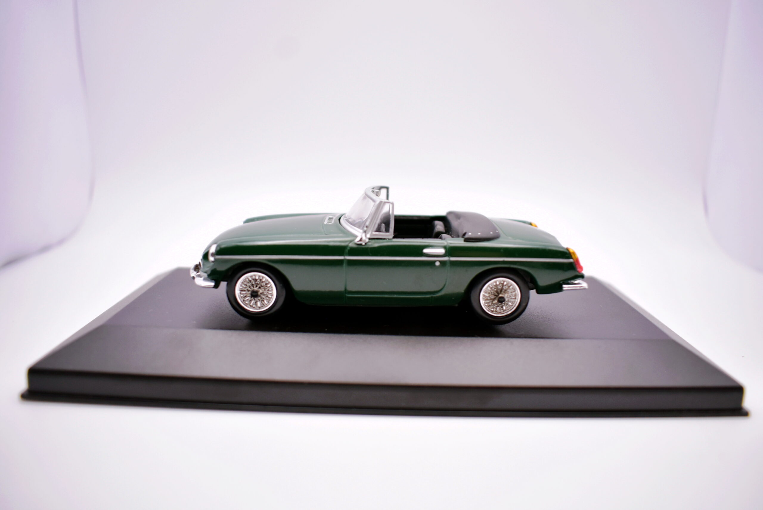 Modellino auto scala 1:43 mgb type-gt modellismo da collezione - immagine 2