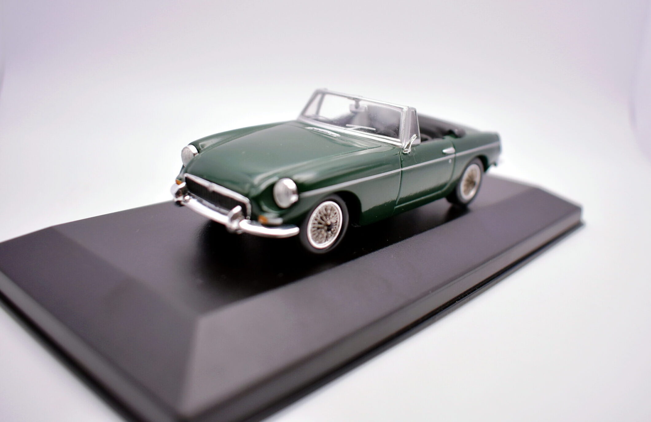 Modellino auto scala 1:43 mgb type-gt modellismo da collezione